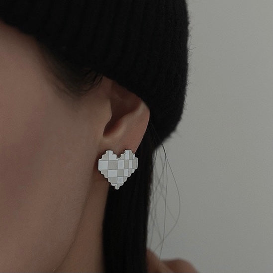 Checkerboard pattern heart stud earrings in titanium steel