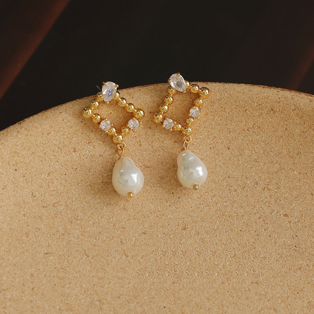 Vada Square Shape Earrings - Modingo Modingo